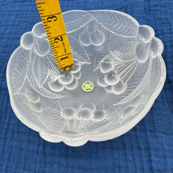 Vintage Mikasa frosted glass bowl cherries jubilee pattern, 6" wide 3" deep - Picture 5 of 5